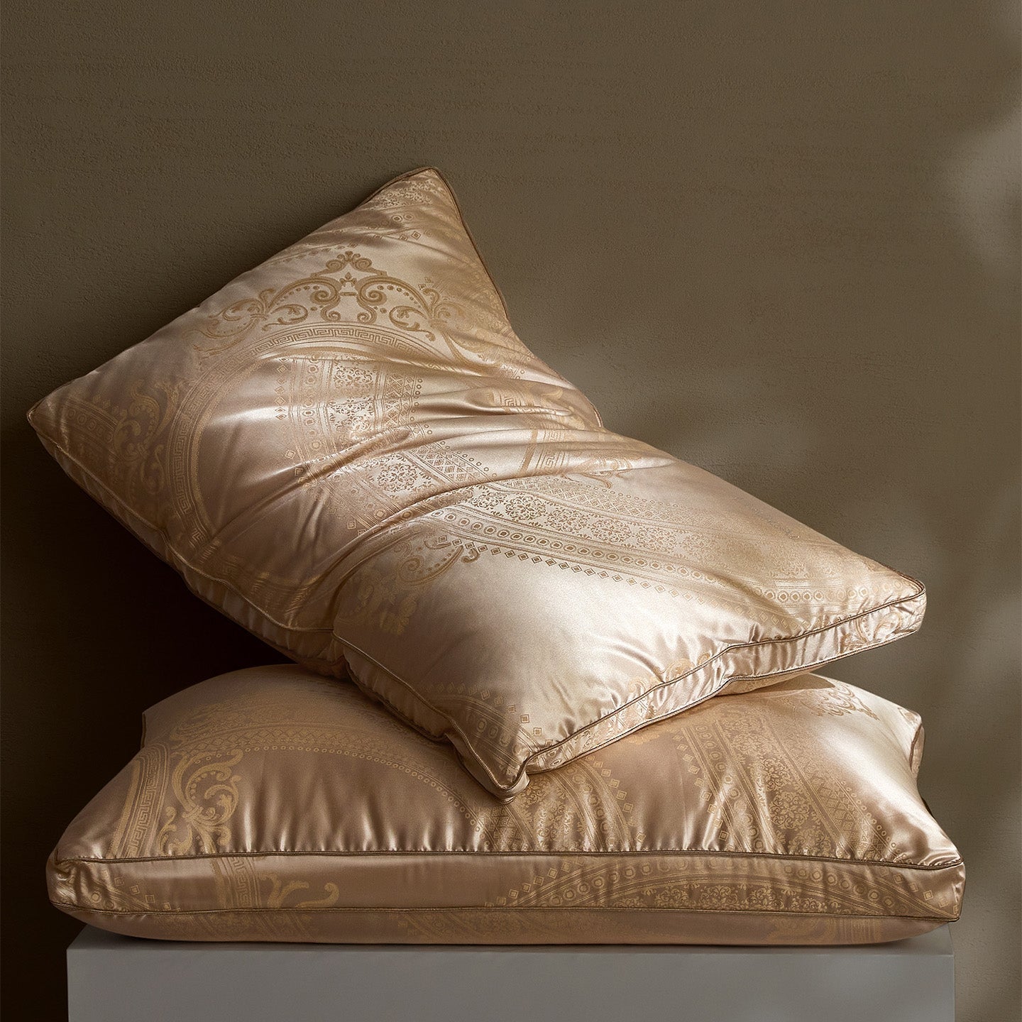 95% White Goose Down Dual-Core Jacquard pillow